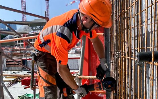 Arbeiter mit dem Protago an einer Stahlbewehrung